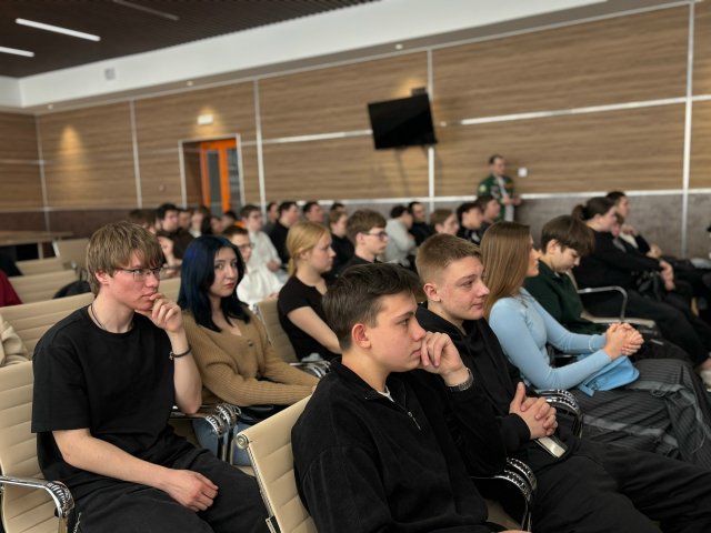 «Классная встреча»: поговорили о стройотрядах, перспективах и летних приключениях